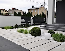 OGRÓD PRZYDOMOWY W WARSZAWIE - Średni ogród przed domem zadaszony przedłużeniem dachu, styl nowocze ... - zdjęcie od Line Design - Homebook