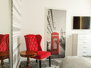 sypialnia z nutą czerwieni - zdjęcie od Atmosfera Wnętrz