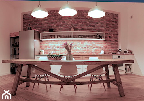 Stół w kuchni - zdjęcie od brunoslaw