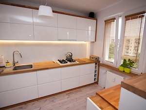 Średnia otwarta biała kuchnia dwurzędowa, styl skandynawski - zdjęcie od tobi85