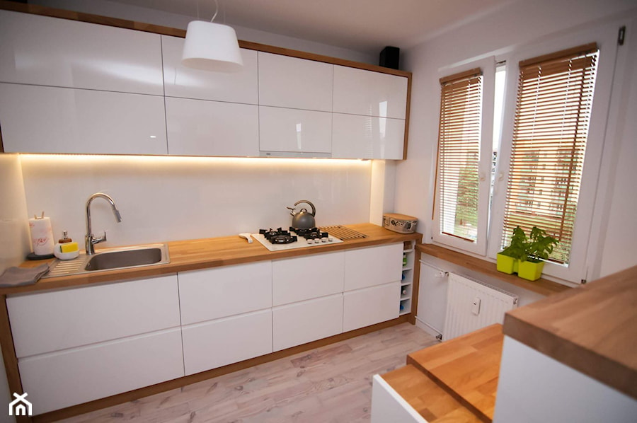 Średnia otwarta biała kuchnia dwurzędowa, styl skandynawski - zdjęcie od tobi85