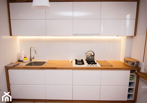 Średnia otwarta z salonem biała z zabudowaną lodówką z nablatowym zlewozmywakiem kuchnia jednorzędowa z oknem, styl skandynawski - zdjęcie od tobi85