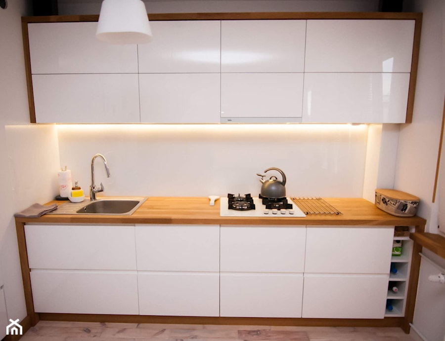 Średnia otwarta z salonem biała z zabudowaną lodówką z nablatowym zlewozmywakiem kuchnia jednorzędowa z oknem, styl skandynawski - zdjęcie od tobi85
