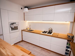 Średnia biała z zabudowaną lodówką z podblatowym zlewozmywakiem kuchnia jednorzędowa, styl skandynawski - zdjęcie od tobi85