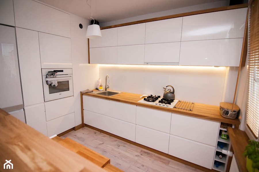 Średnia biała z zabudowaną lodówką z podblatowym zlewozmywakiem kuchnia jednorzędowa, styl skandynawski - zdjęcie od tobi85