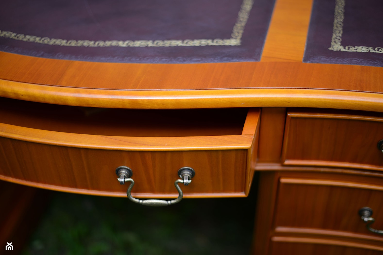 klasyczne, czereśniowe biurko do gabinetu - zdjęcie od ManufakturaAngielska - Homebook