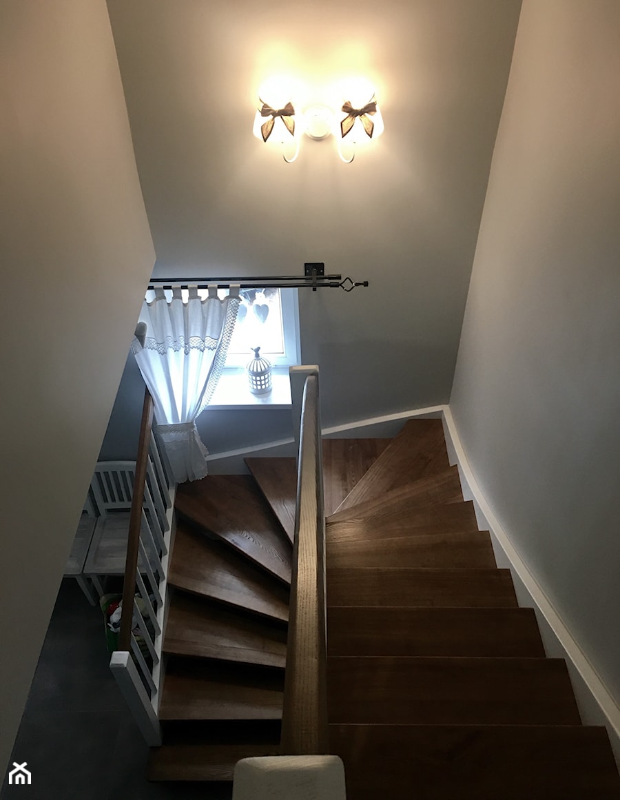 Modernizacja klatki schodowej w mieszkaniu - Schody, styl prowansalski - zdjęcie od QBX