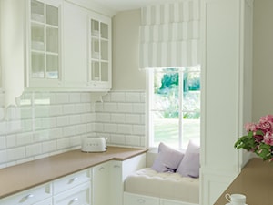 Wnętrza domu w stylu klasycznym - Mała otwarta z kamiennym blatem beżowa biała kuchnia w kształcie litery l z oknem, styl tradycyjny - zdjęcie od Architektura wnętrz Sylwia Woch