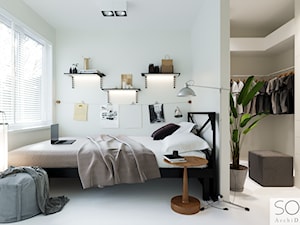 Projekt mieszkania na Chmielnej w Warszawie - Średnia biała sypialnia z garderobą, styl nowoczesny - zdjęcie od Architektura wnętrz Sylwia Woch