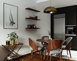 Stylowe mieszkanie - Mała otwarta biała czarna z zabudowaną lodówką kuchnia jednorzędowa z marmurow ... - zdjęcie od Architektura wnętrz Sylwia Woch - Homebook
