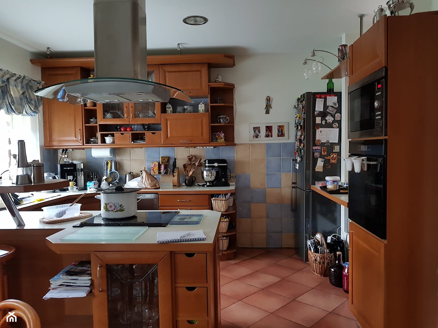 Żywiec, Veronese Vanilia Matowy - Średnia otwarta biała z zabudowaną lodówką z lodówką wolnostojącą kuchnia w kształcie litery u z oknem, styl tradycyjny - zdjęcie od WFM Kuchnie Żywiec - Homebook