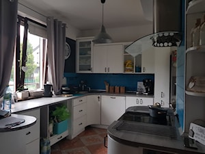 Bierna, RASO, Biel + Czerń - Średnia zamknięta z kamiennym blatem niebieska z zabudowaną lodówką z lodówką wolnostojącą kuchnia w kształcie litery u z oknem - zdjęcie od WFM Kuchnie Żywiec