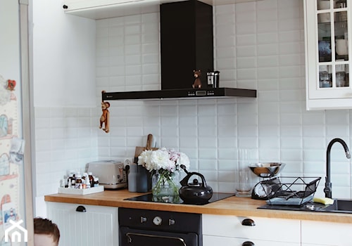 Kuchnia skandynawska z białymi meblami - zdjęcie od GLOBALO.PL - Ciche i wydajne okapy kuchenne