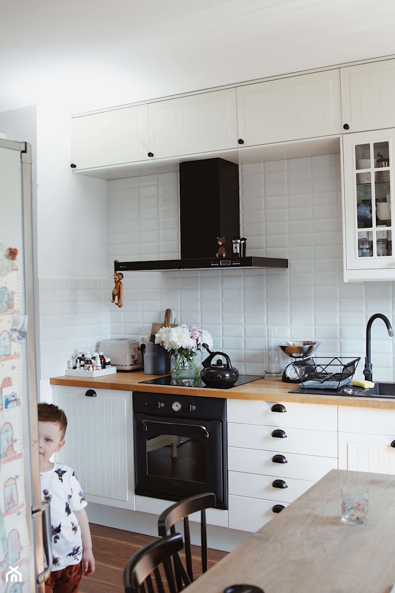 Kuchnia skandynawska z białymi meblami - zdjęcie od GLOBALO.PL - Ciche i wydajne okapy kuchenne