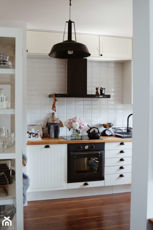Projekt kuchni w stylu skandynawskim z okapem Nomina Black - Kuchnia, styl skandynawski - zdjęcie od GLOBALO.PL - Ciche i wydajne okapy kuchenne