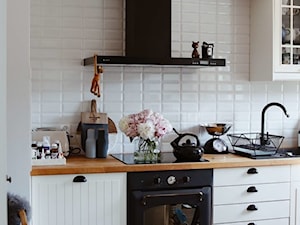 Projekt kuchni w stylu skandynawskim z okapem Nomina Black - Kuchnia, styl skandynawski - zdjęcie od GLOBALO.PL - Ciche i wydajne okapy kuchenne