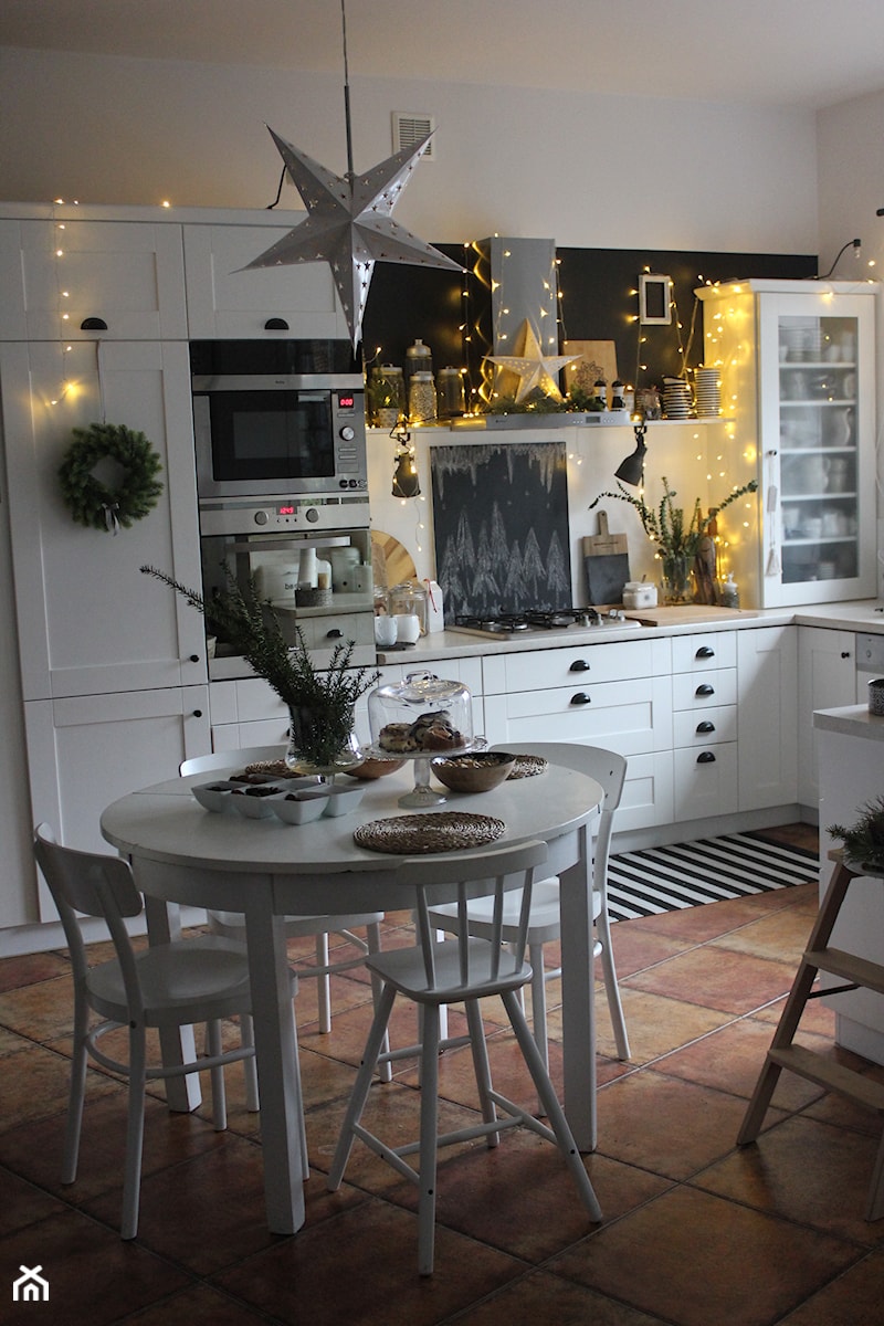 Projekt białej klasycznej kuchni z okapem Nomina 60 w kolorze inox - Kuchnia, styl tradycyjny - zdjęcie od GLOBALO.PL - Ciche i wydajne okapy kuchenne