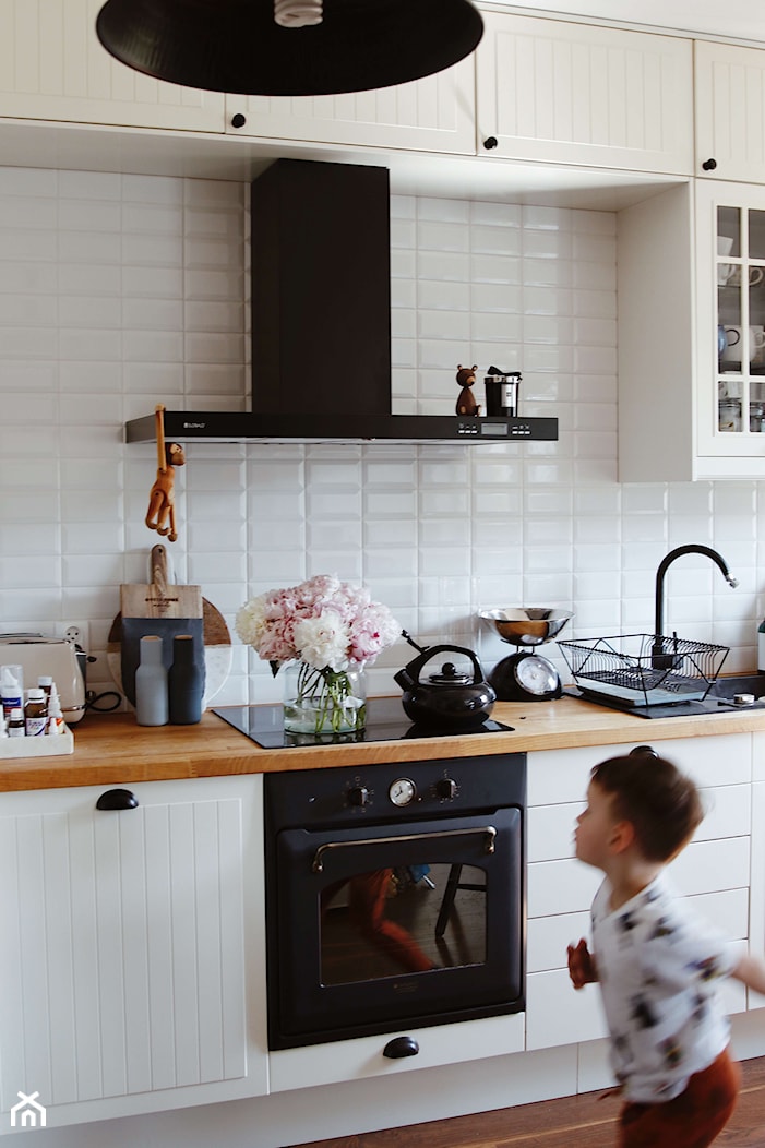 Kuchnia skandynawska z białymi meblami - zdjęcie od GLOBALO.PL - Ciche i wydajne okapy kuchenne - Homebook
