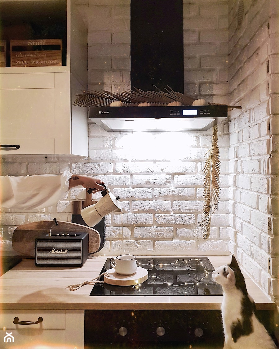 Projekt klasycznej białej kuchni z okapem Nomina Black - Kuchnia, styl tradycyjny - zdjęcie od GLOBALO.PL - Ciche i wydajne okapy kuchenne