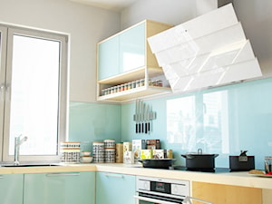 Pastelowa niebieska kuchnia z okapem ze szkła Larto White - zdjęcie od GLOBALO.PL - Ciche i wydajne okapy kuchenne