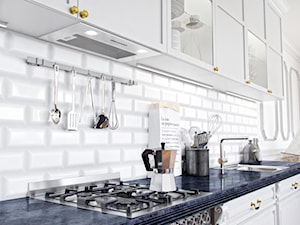 Elegancka kuchnia glamour z okapem do zabudowy Lofetti White - zdjęcie od GLOBALO.PL - Ciche i wydajne okapy kuchenne