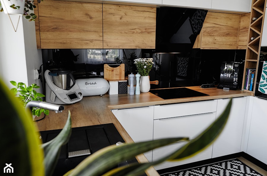 Piękny projekt kuchni w drewnie z okapem Mirida 90.3 Black - Kuchnia, styl tradycyjny - zdjęcie od GLOBALO.PL - Ciche i wydajne okapy kuchenne