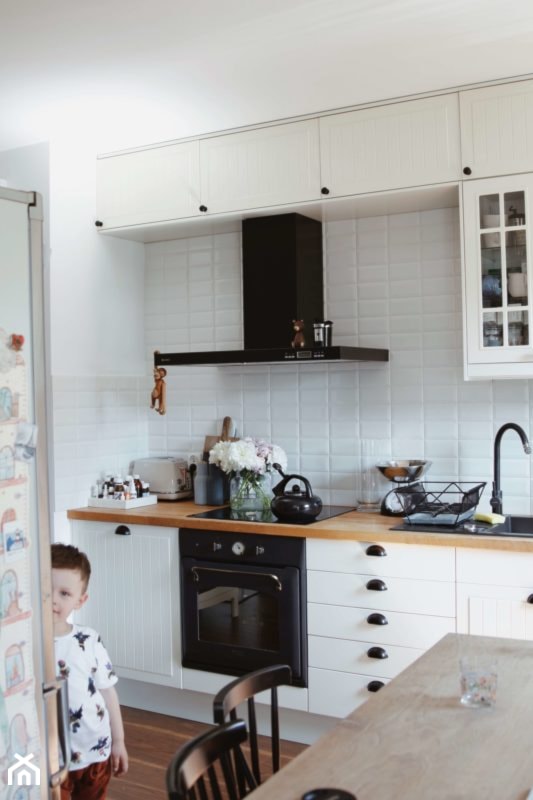 Projekt kuchni w stylu skandynawskim z okapem Nomina Black - Kuchnia, styl skandynawski - zdjęcie od GLOBALO.PL - Ciche i wydajne okapy kuchenne - Homebook