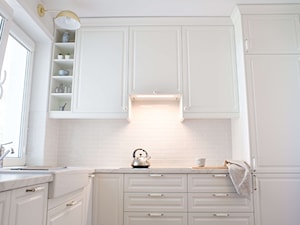 Biała kuchnia z okapem Loteo - zdjęcie od GLOBALO.PL - Ciche i wydajne okapy kuchenne
