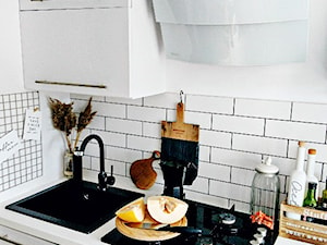 Projekt kuchni w kolorze białym od Skoorki - Kuchnia, styl skandynawski - zdjęcie od GLOBALO.PL - Ciche i wydajne okapy kuchenne