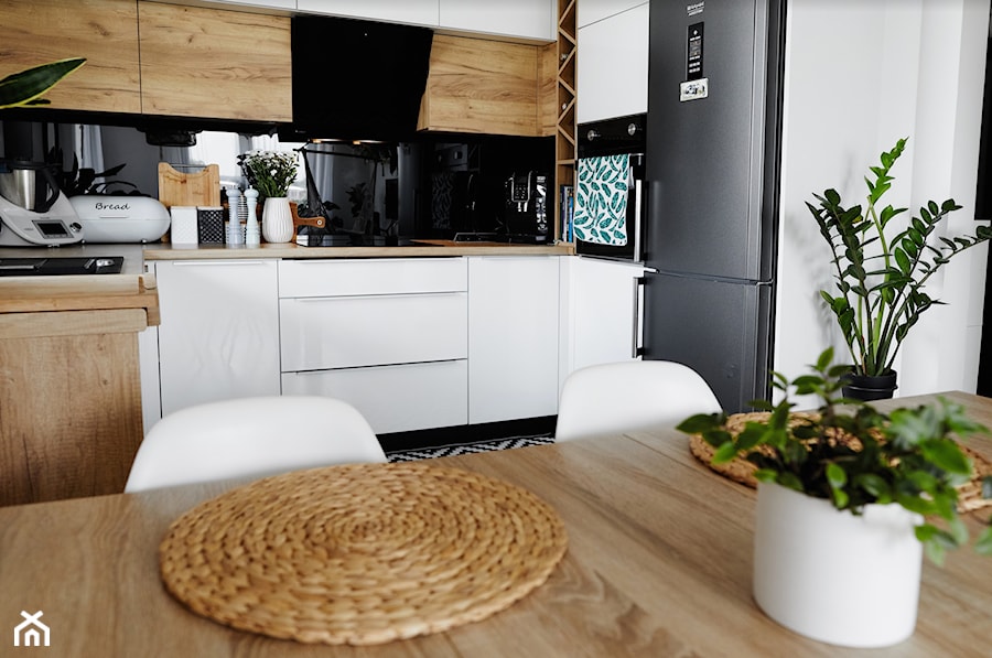 Piękny projekt kuchni w drewnie z okapem Mirida 90.3 Black - Kuchnia, styl tradycyjny - zdjęcie od GLOBALO.PL - Ciche i wydajne okapy kuchenne