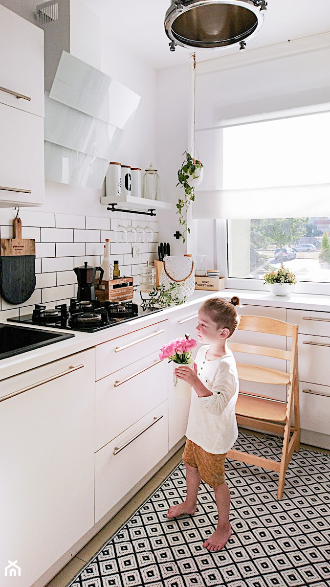 Projekt kuchni w kolorze białym od Skoorki - Kuchnia, styl skandynawski - zdjęcie od GLOBALO.PL - Ciche i wydajne okapy kuchenne