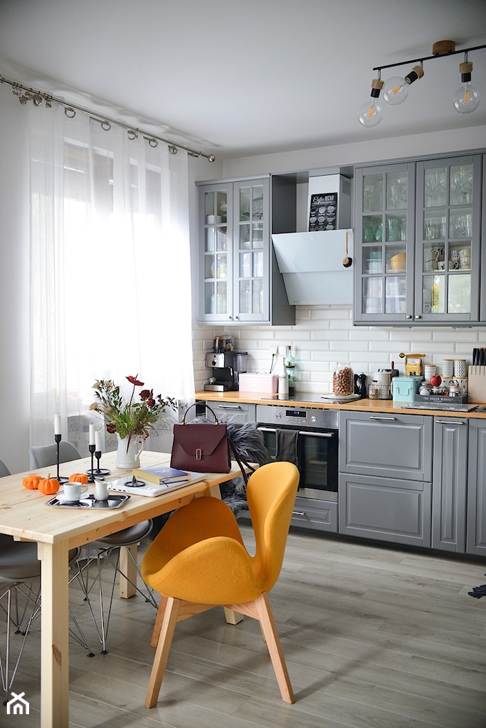 Projekt kuchni w stylu skandynawskim z okapem Mirida White - Średnia otwarta z salonem biała z zabud ... - zdjęcie od GLOBALO.PL - Ciche i wydajne okapy kuchenne - Homebook
