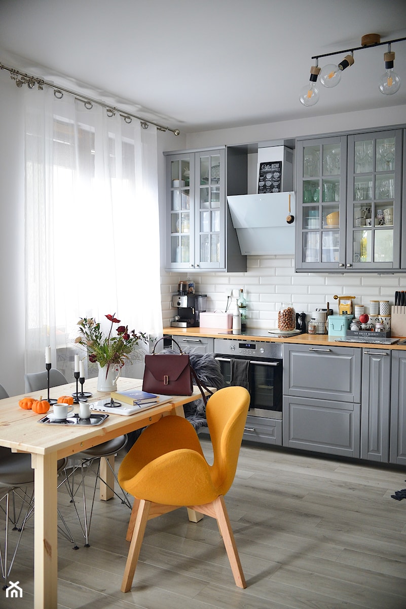 Projekt kuchni w stylu skandynawskim z okapem Mirida White - Średnia otwarta z salonem biała z zabudowaną lodówką kuchnia jednorzędowa z oknem, styl skandynawski - zdjęcie od GLOBALO.PL - Ciche i wydajne okapy kuchenne