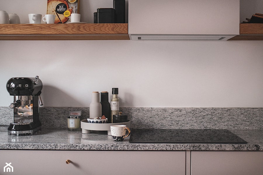 Projekt minimalistycznej kuchni z okapem Loteo White - Kuchnia, styl minimalistyczny - zdjęcie od GLOBALO.PL - Ciche i wydajne okapy kuchenne