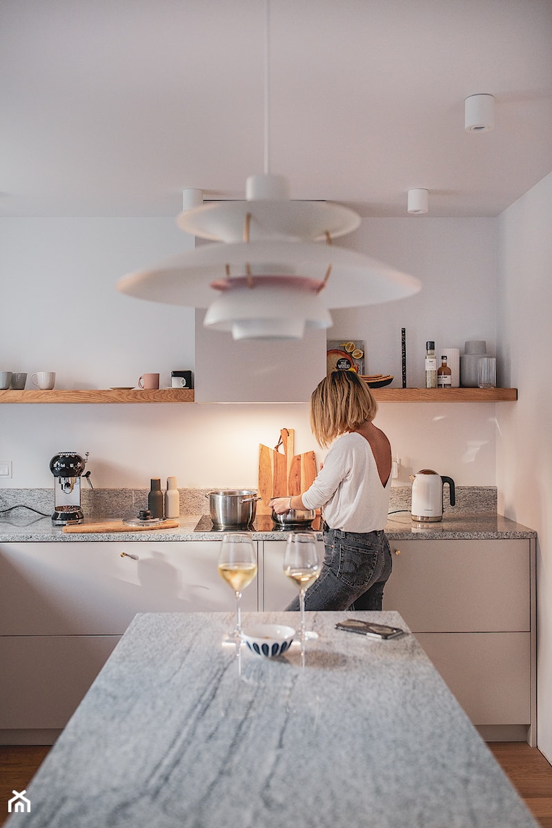 Projekt minimalistycznej kuchni z okapem Loteo White - Kuchnia, styl minimalistyczny - zdjęcie od GLOBALO.PL - Ciche i wydajne okapy kuchenne