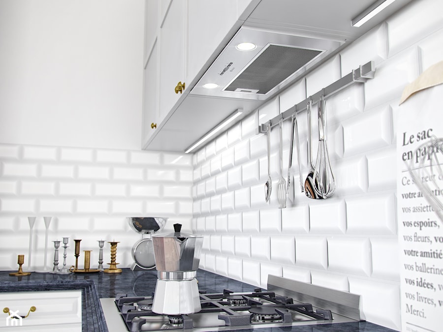 Elegancka kuchnia glamour z okapem do zabudowy Lofetti White - zdjęcie od GLOBALO.PL - Ciche i wydajne okapy kuchenne