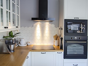 Klasyczna czarno-biała kuchnia z okapem Verta 60.1 Black - Kuchnia, styl nowoczesny - zdjęcie od GLOBALO.PL - Ciche i wydajne okapy kuchenne