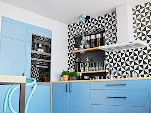 Niebieska kuchnia z mozaiką i okapem Nomina 90 White - zdjęcie od GLOBALO.PL - Ciche i wydajne okapy kuchenne