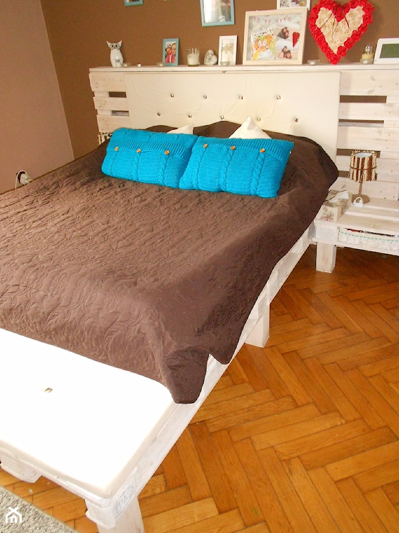 Łóżko, zagłówek i stoliki nocne wykonane z palet :) - zdjęcie od Karolina Białas 2 - Homebook