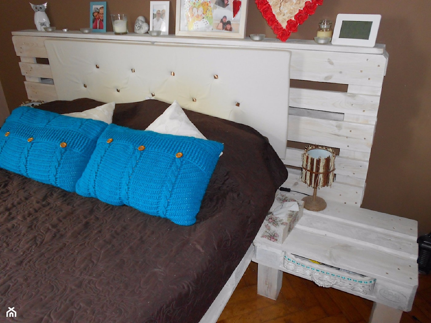 Łóżko, zagłówek i stoliki nocne wykonane z palet :) - zdjęcie od Karolina Białas 2 - Homebook