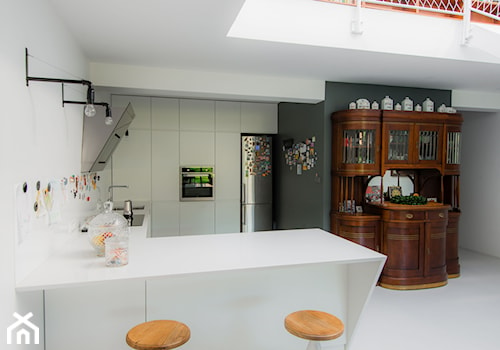 Mikołów dom - Średnia otwarta biała z lodówką wolnostojącą z okapem kuchnia w kształcie litery u, styl industrialny - zdjęcie od BRO.KAT