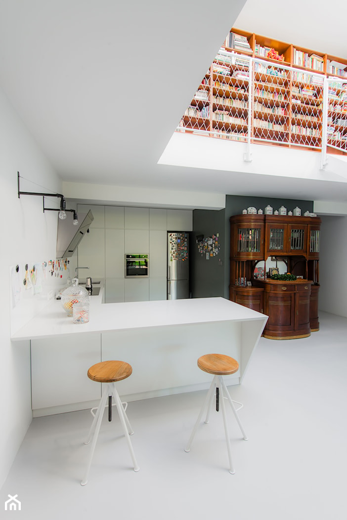 Mikołów dom - Średnia otwarta biała z lodówką wolnostojącą z okapem kuchnia w kształcie litery u, styl industrialny - zdjęcie od BRO.KAT - Homebook