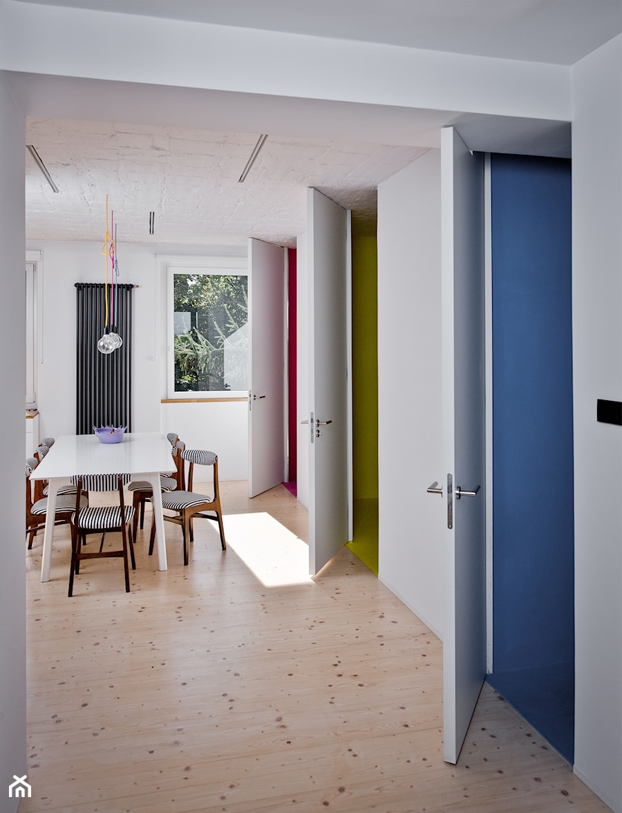 mieszkanie CMYK - Średnia biała jadalnia jako osobne pomieszczenie, styl minimalistyczny - zdjęcie od BRO.KAT