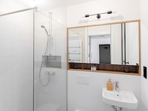 Mieszkanie Ordona - Mała bez okna z lustrem z punktowym oświetleniem łazienka - zdjęcie od BRO.KAT