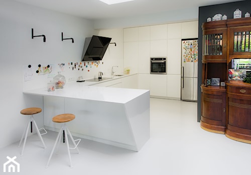 Mikołów dom - Duża otwarta z salonem biała z zabudowaną lodówką z lodówką wolnostojącą kuchnia w kształcie litery u, styl nowoczesny - zdjęcie od BRO.KAT
