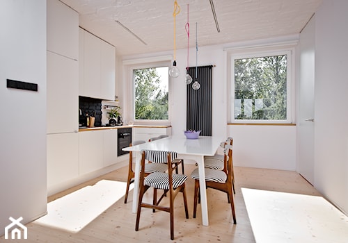 mieszkanie CMYK - Średnia zamknięta biała z zabudowaną lodówką z lodówką wolnostojącą z nablatowym zlewozmywakiem kuchnia w kształcie litery l z oknem, styl minimalistyczny - zdjęcie od BRO.KAT