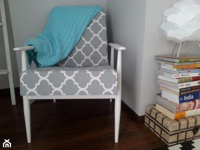 są książki to musi być i fotel. - zdjęcie od Endorfina Wnętrza / My Home Staging