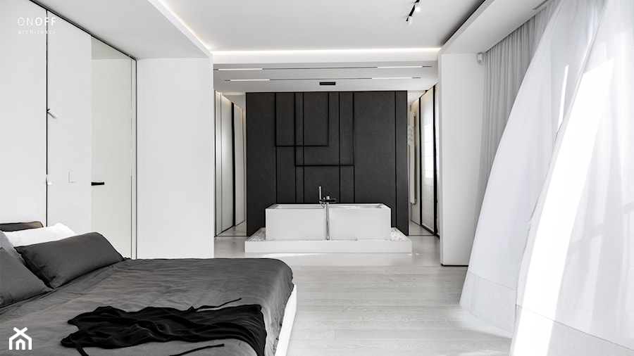 Minimalistyczny apartament Mokotów - Duża biała czarna sypialnia z łazienką, styl nowoczesny - zdjęcie od ON/OFF Architekci