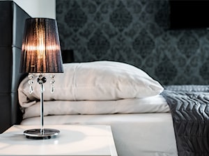 Mała biała czarna sypialnia, styl glamour - zdjęcie od MdoKwadratu