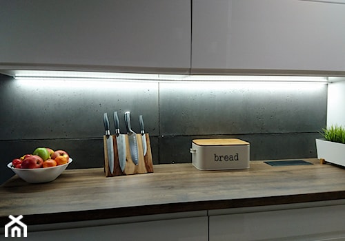 Kamienica - Z zabudowaną lodówką kuchnia jednorzędowa, styl industrialny - zdjęcie od maniu311